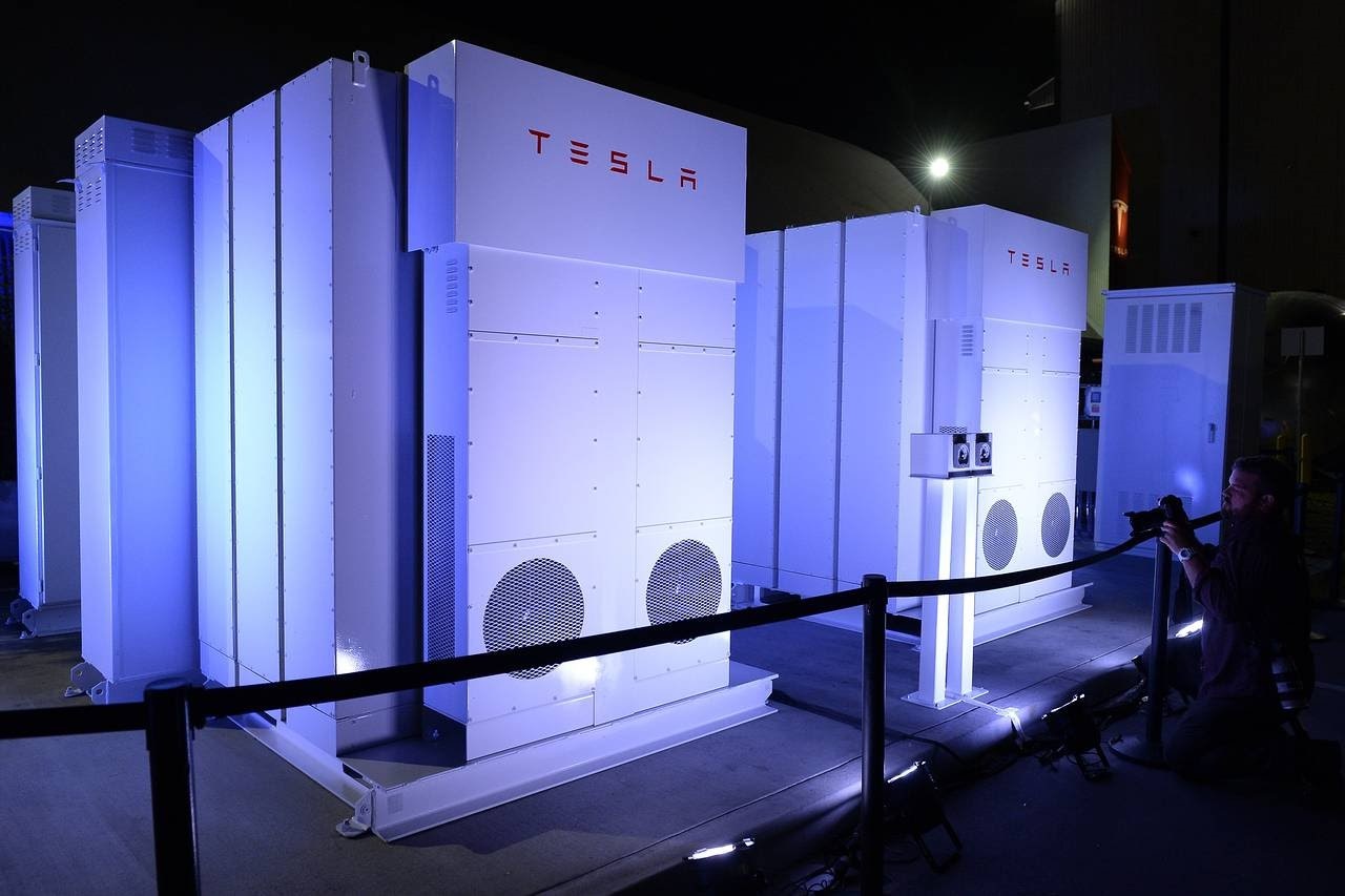 Should a Business Go Solar Now or Wait for Battery Costs to Come Down before Going Solar?
